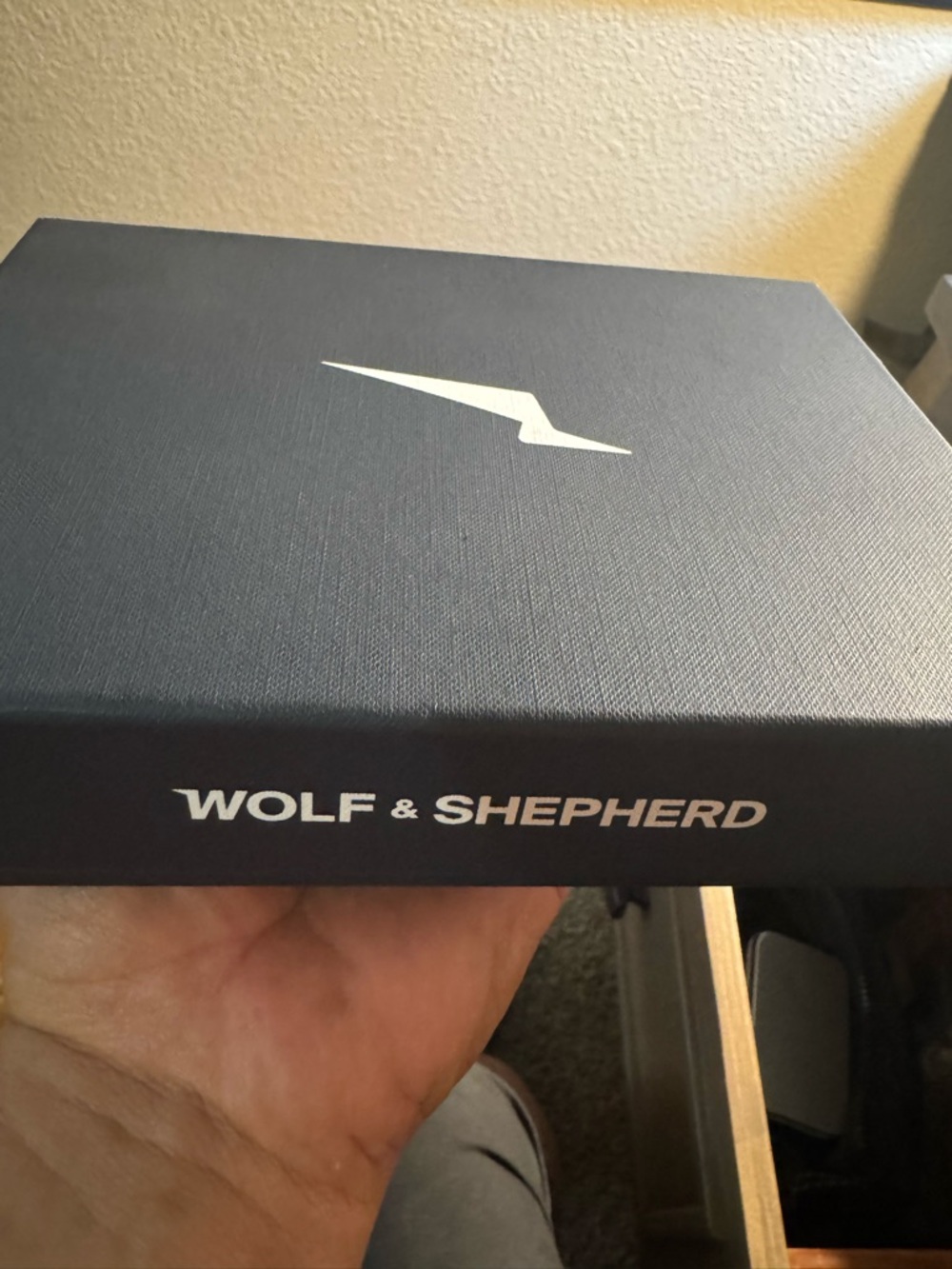 Wolf & Shepherd Brown Leather Key & Card Holder Gift Set - Picture 3 of 8